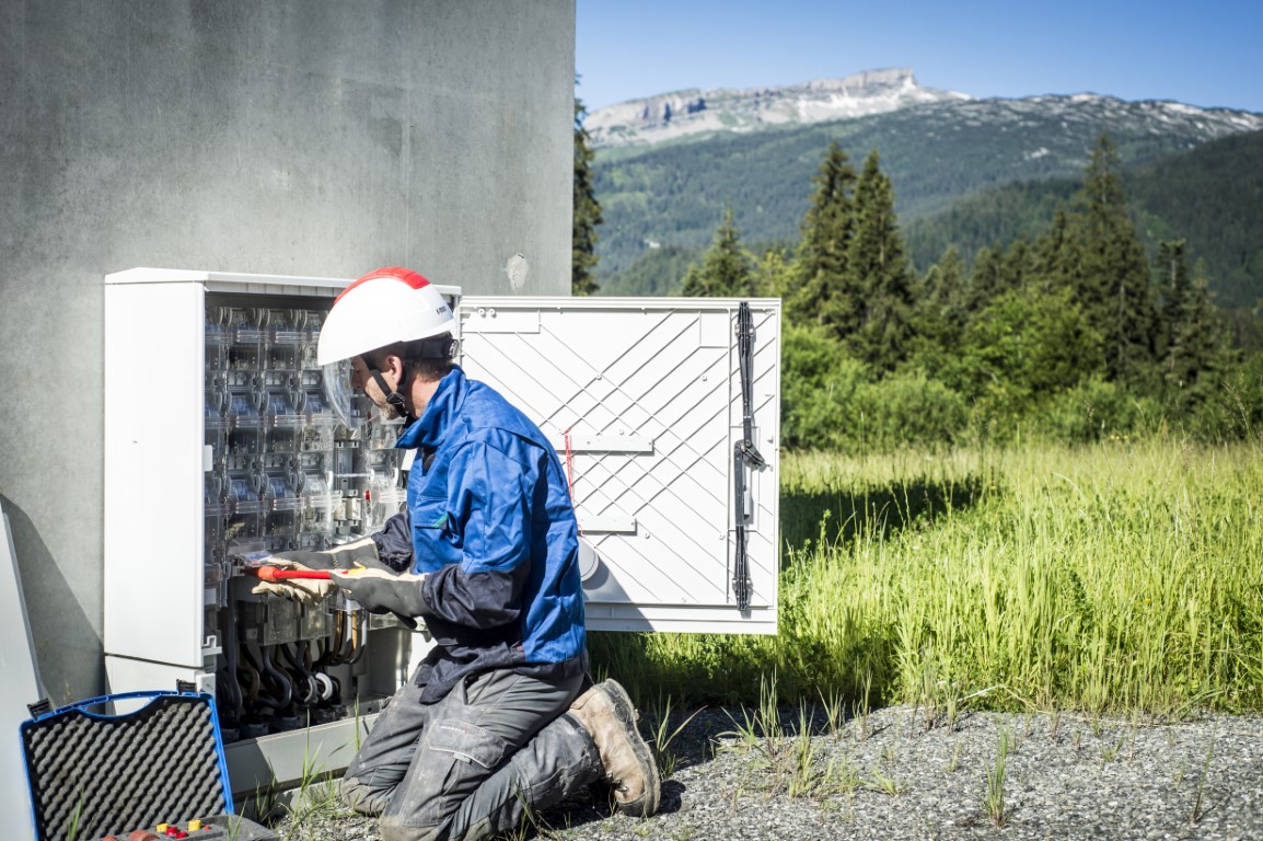 Wartungsarbeiten an einem Trafo